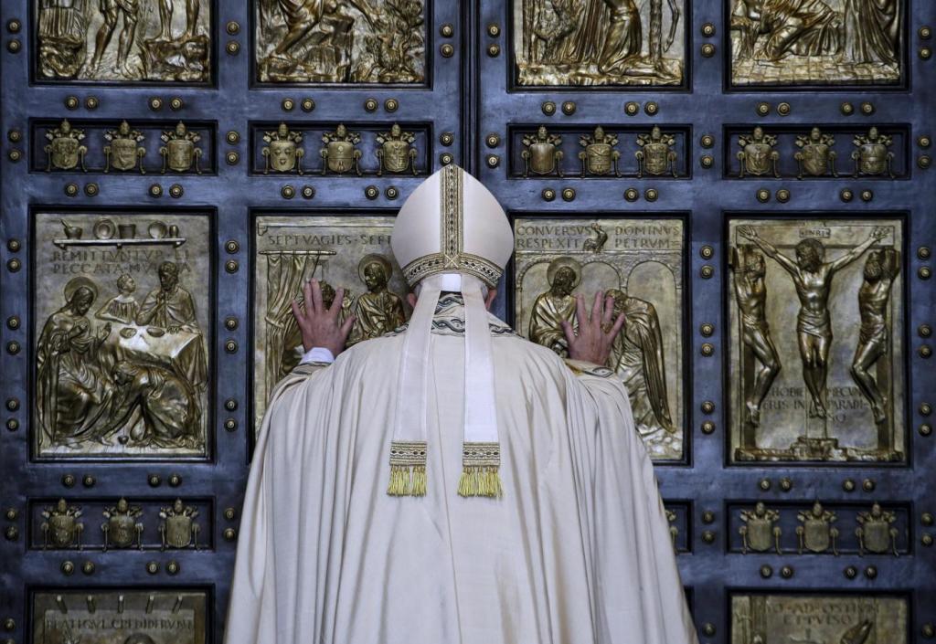 Papa Francesco apre la Porta Santa: ha inizio ufficialmente il Giubileo